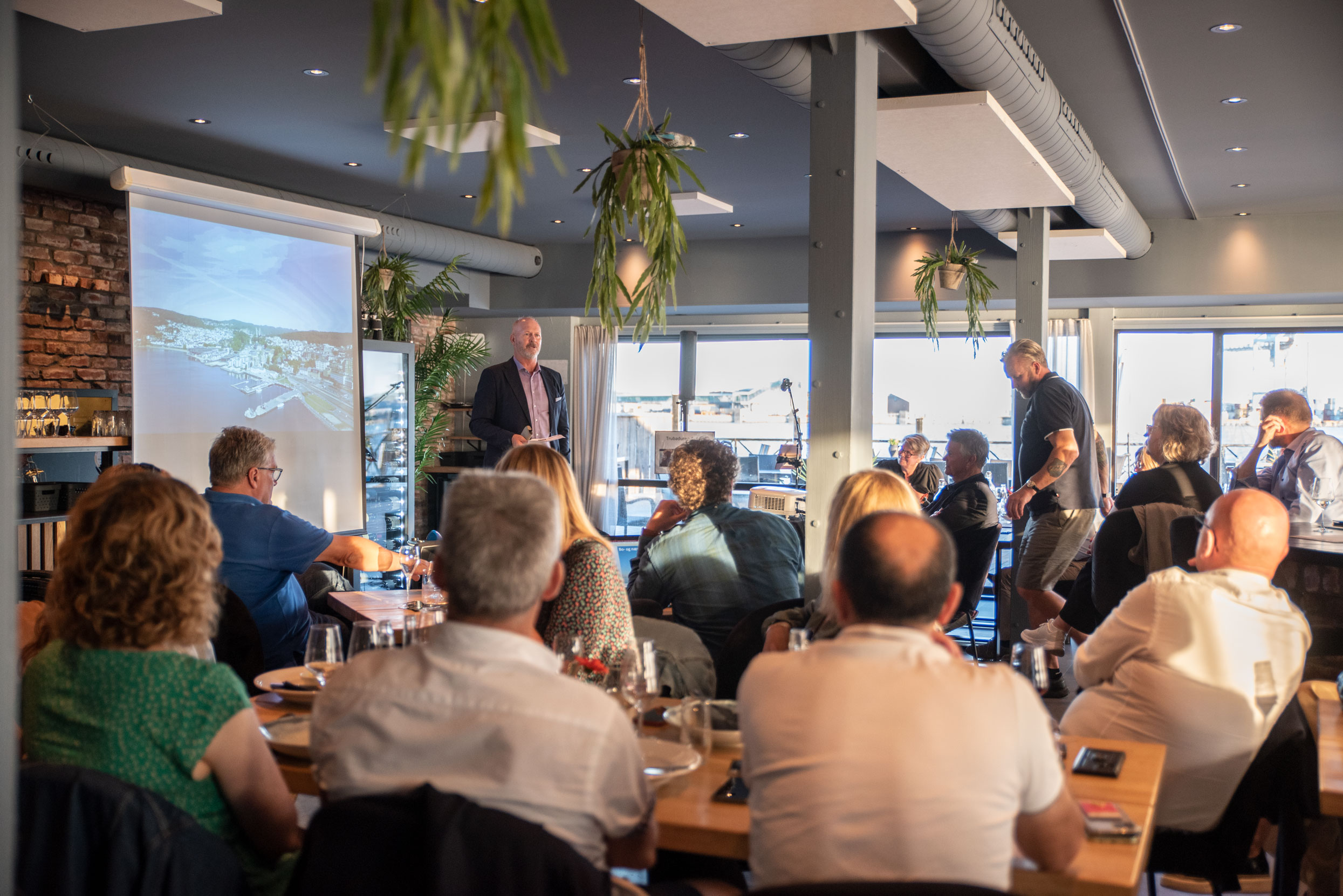 Framlarvikfolkemengde