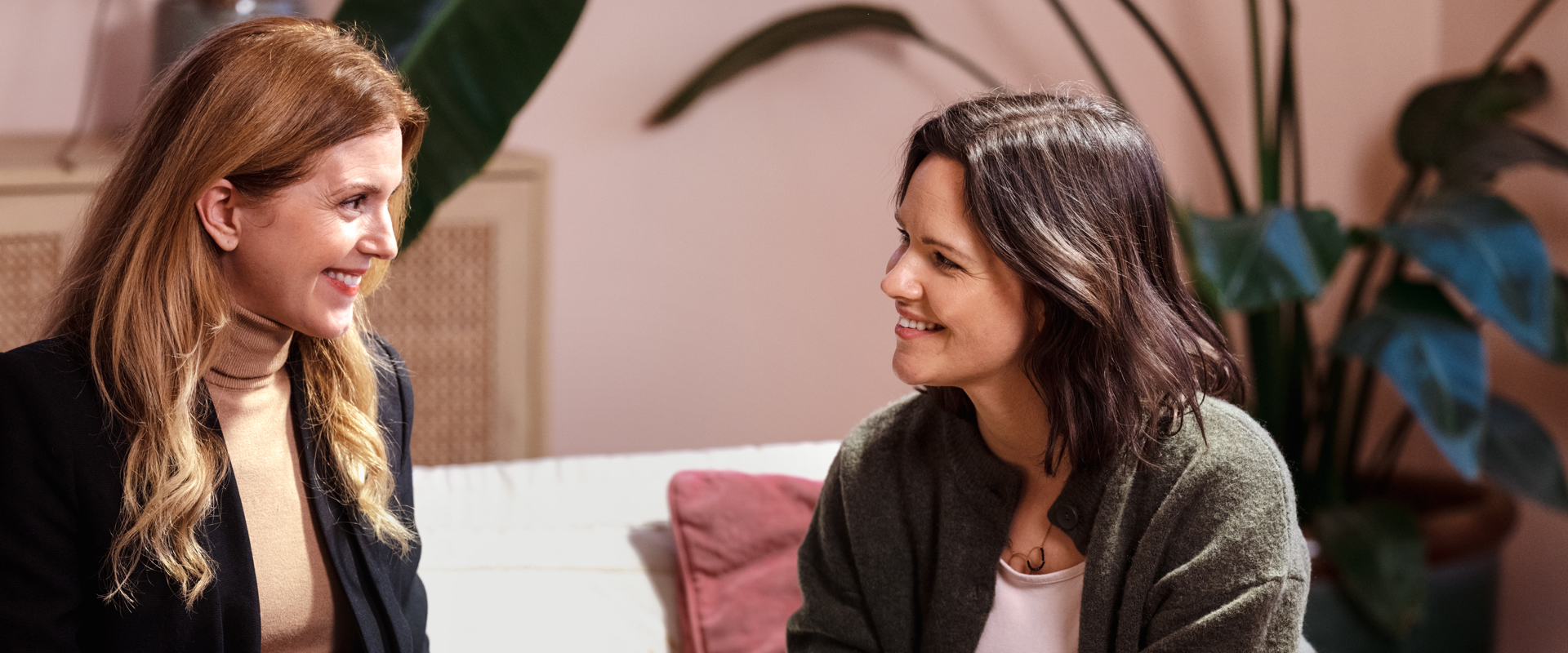 Megler Og Kunde I Sofa